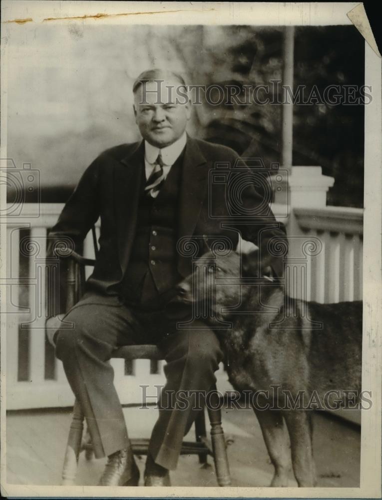 1928 Press Photo Herbert C. Hoover, Secrtary of Commerce with his pet. - Historic Images