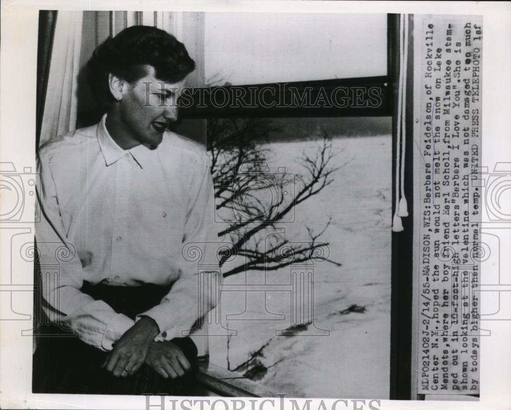 1955 Press Photo Barbara Feidelson Waiting For Her Boyfriend On Snowy Weather - Historic Images