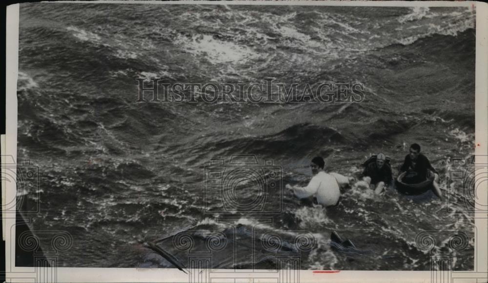 1954 Press Photo Dramatic rescue by US Navy Destroyer after Hurricane Carol. - Historic Images