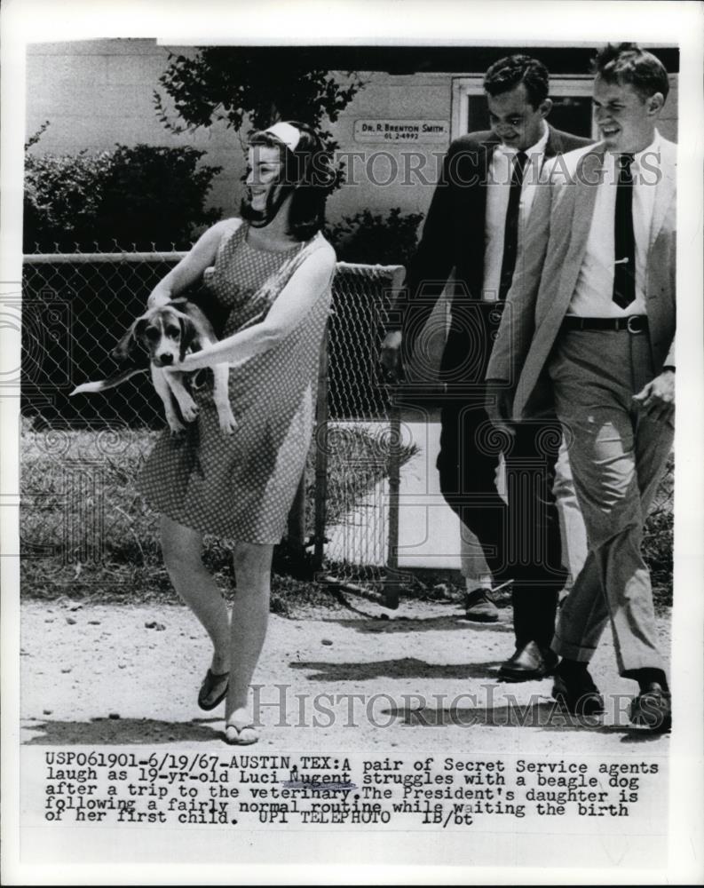 1967 Press Photo A pair of secret service agents laugh as Luci Nugent struggles - Historic Images