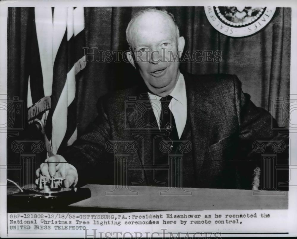1955 Press Photo President Eisenhower reenacts National Christmas Tree lighting - Historic Images