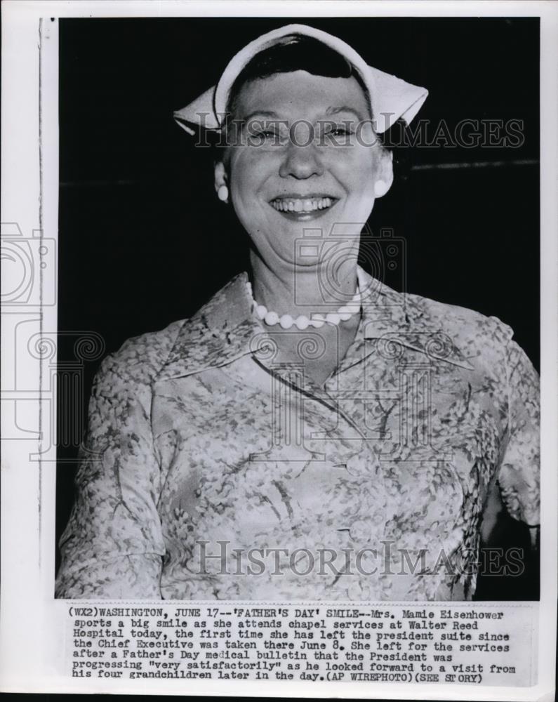 Wire Photo Mrs.M.Eisenhower Smiles Attending Chapel; Services at Hospital - Historic Images