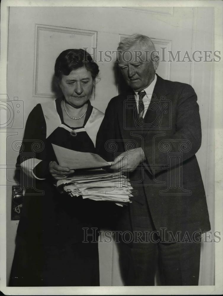 1930 Press Photo John Nance Garner and Wife Surveying Papers - nee70988 - Historic Images