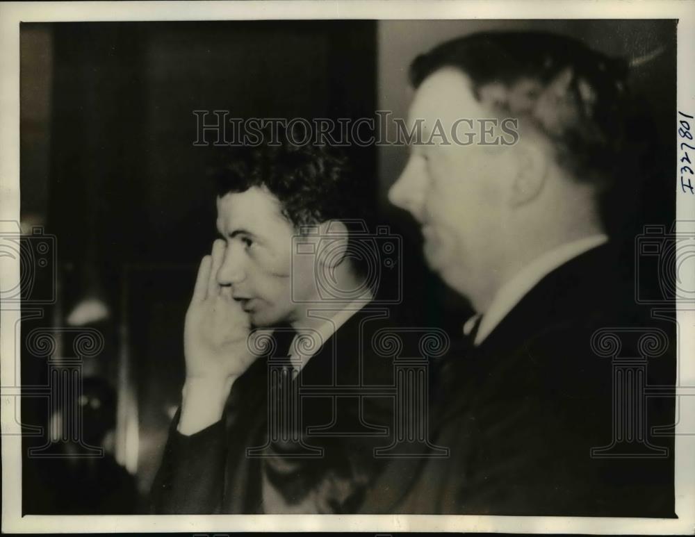 1935 Press Photo Anthony Streeter of Cleveland at police headquarters in NYC. - Historic Images