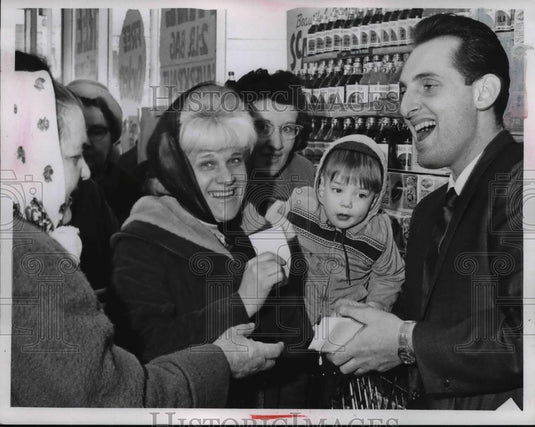 1967 Press Photo Manager Nick DiGrando of Pick-N-Pay - Historic Images
