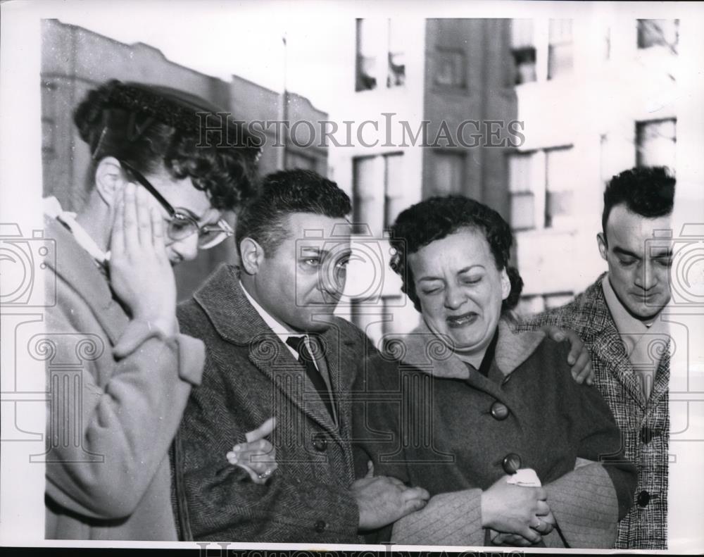 1958 Press Photo Chicago-Family of Aurelius Chiapetta, one of 14 killed in fire. - Historic Images