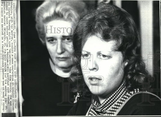 1972 Wire Photo Schapiro with her mother upon her arrival home from Russia - Historic Images