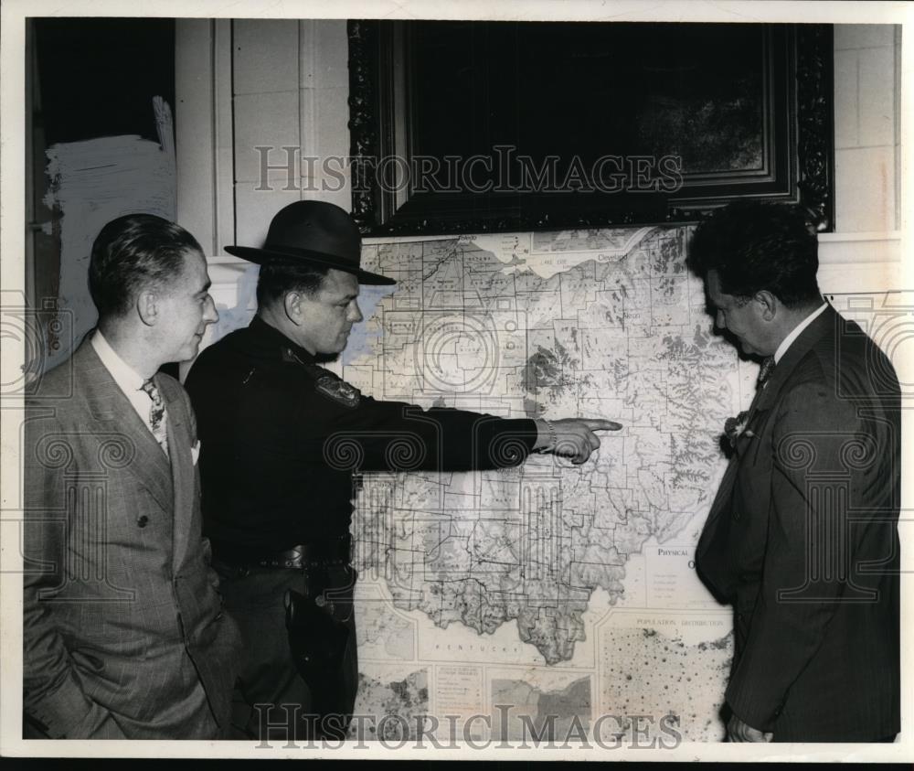 1945 Press Photo Ohio Governor Frank Lausche, Patrolman Howard Ramsey View Map - Historic Images