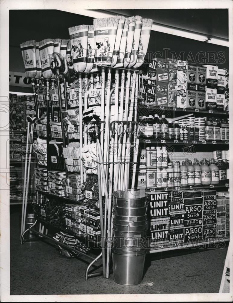 1952 Press Photo Broom Rack At Pick-N-Pay Presents Full Line Of Scrubbing Items - Historic Images