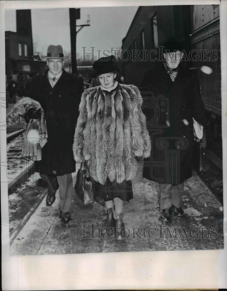 1949 Press Photo Last Stop For Engus Ward And His Wife - Historic Images