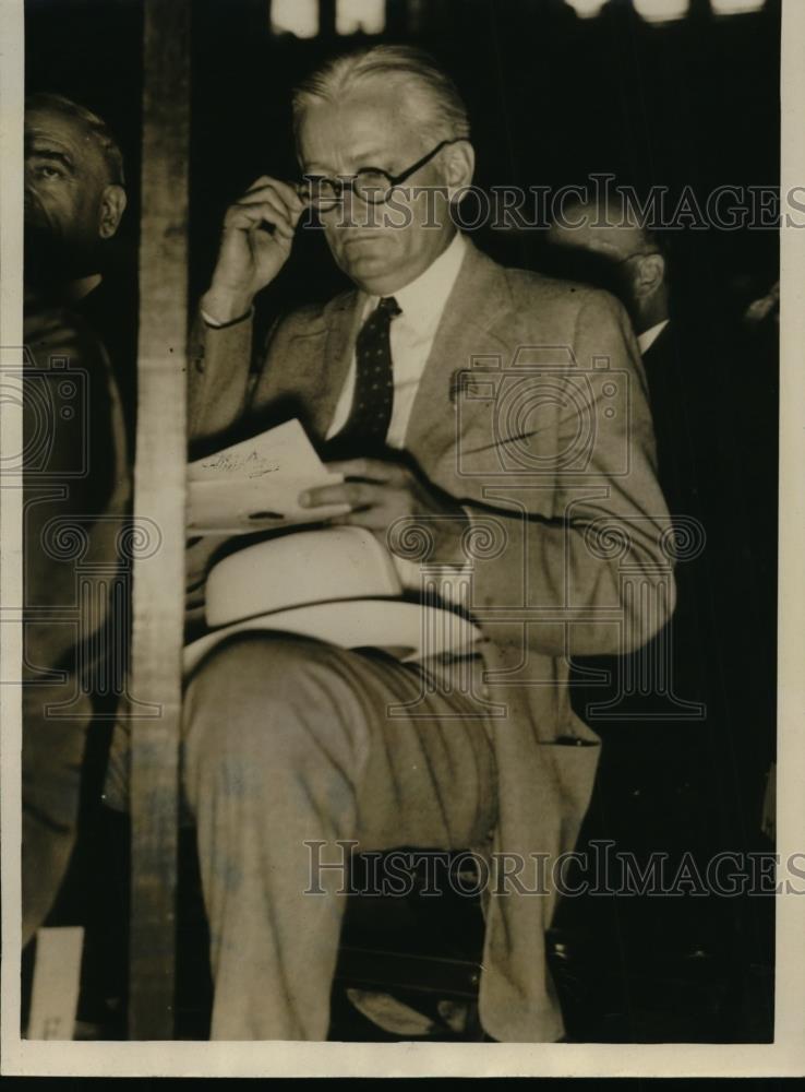 1932 Press Photo Senator Bingham with Connecticut Delegation studying memoranda - Historic Images