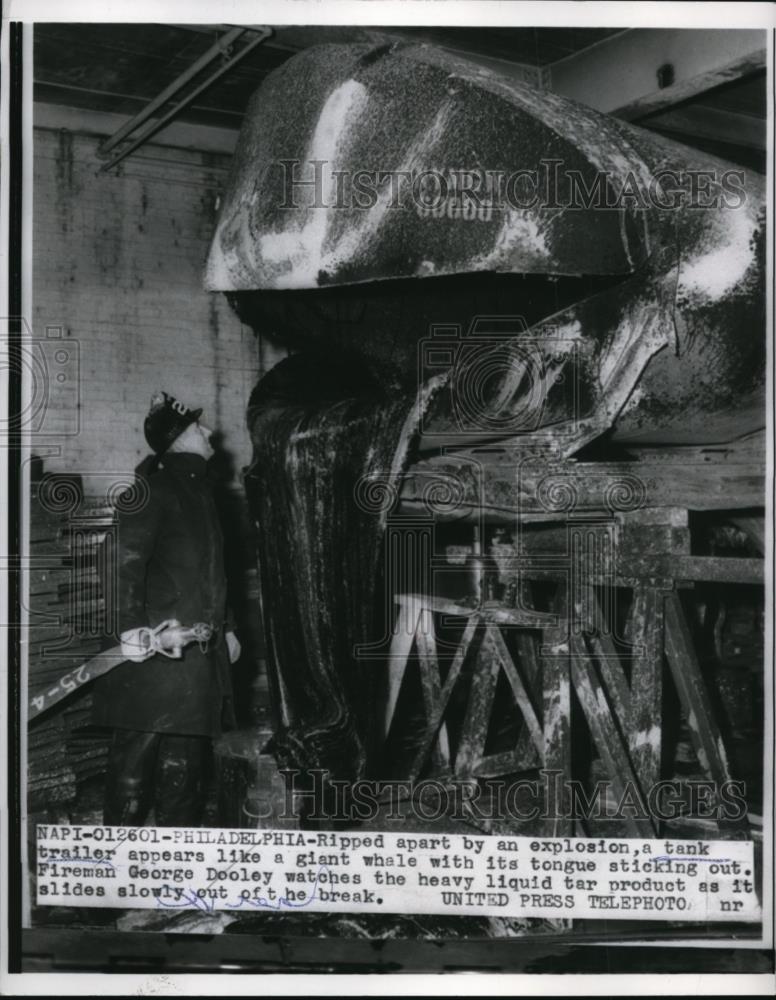 1955 Press Photo Philadelphia fireman George Dooley at tar train fire - Historic Images