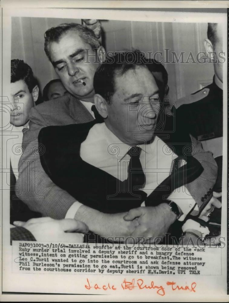 1964 Press Photo Deputy Sheriff H.H. Davis removed from courtroom Leo C. Torti - Historic Images