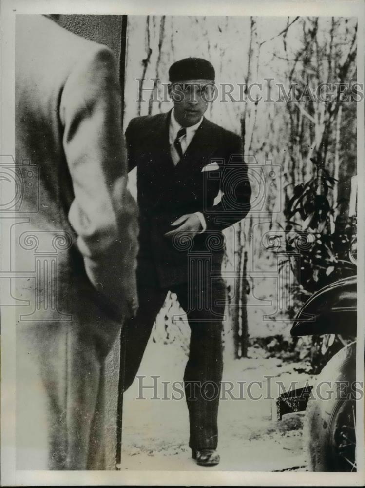 1933 Press Photo Jean Pettitjean attemting to dodge photographers at Lagny. - Historic Images