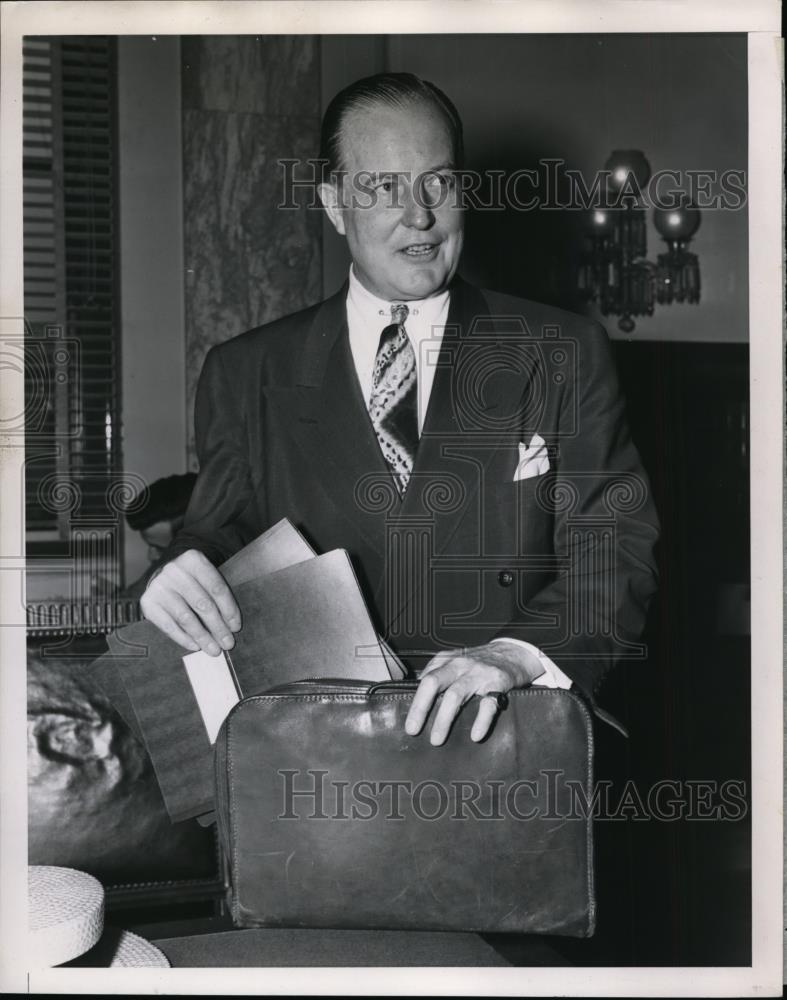 1951 Press Photo Cornelius J. Herrington packs his briefcase at a Senate hearing - Historic Images