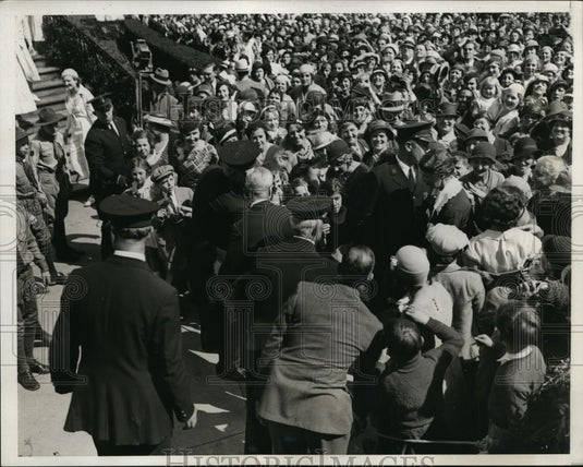 1933 Press Photo Mrs Franklin D Roosevelt at Annual Egg Rolling White House Lawn - Historic Images