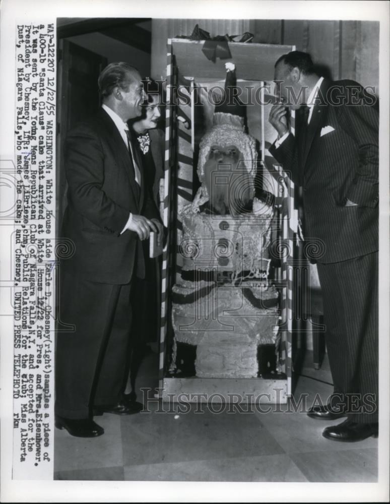 1955 Press Photo Earle D.Chesney samples a cake for Pres. and Mrs. Eisenhower. - Historic Images