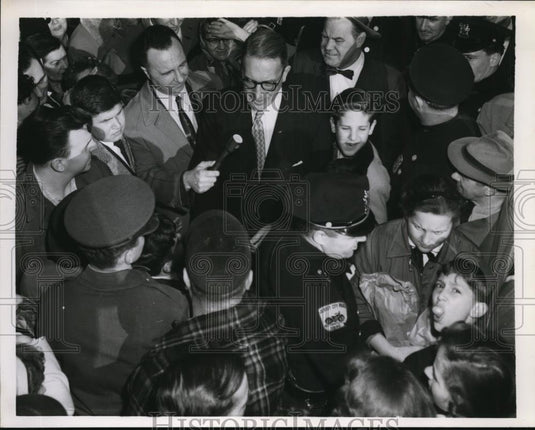 1956 Press Photo Sen. Estes Kefauer from Minn.surrounded with reporters. - Historic Images