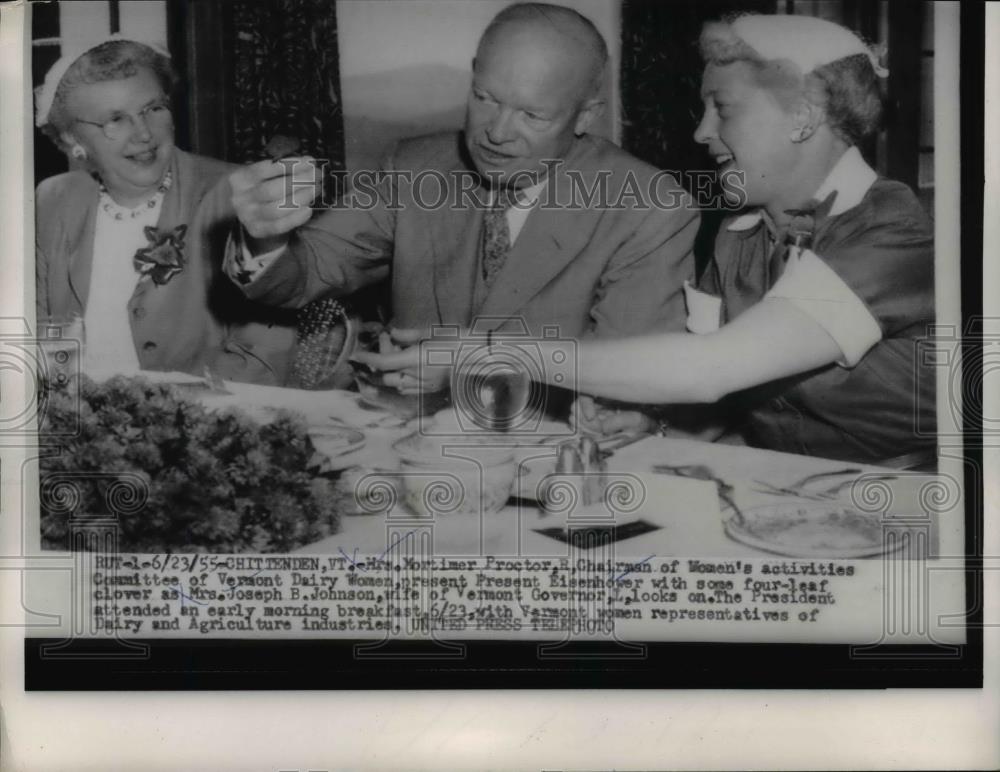 1955 Press Photo President Eisenhower, Mrs Mortimer Proctor, Mrs Joe Johnson - Historic Images