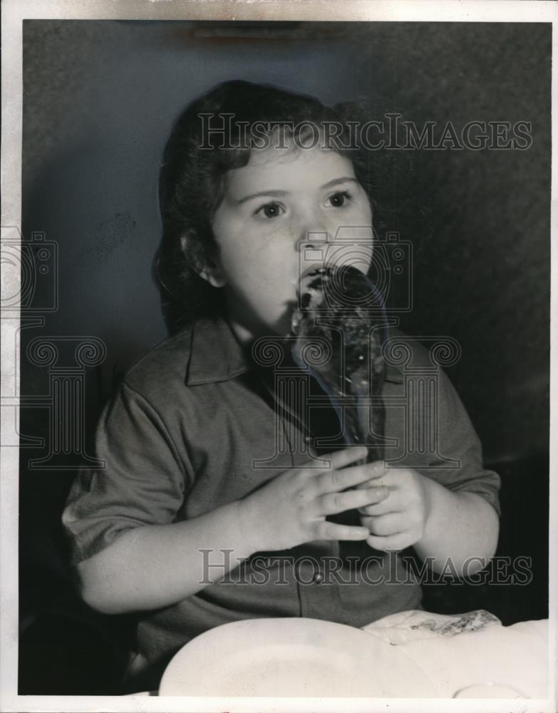 1952 Press Photo Marie Ann Sarin at Lakewood Ohio Day Nursery school - Historic Images