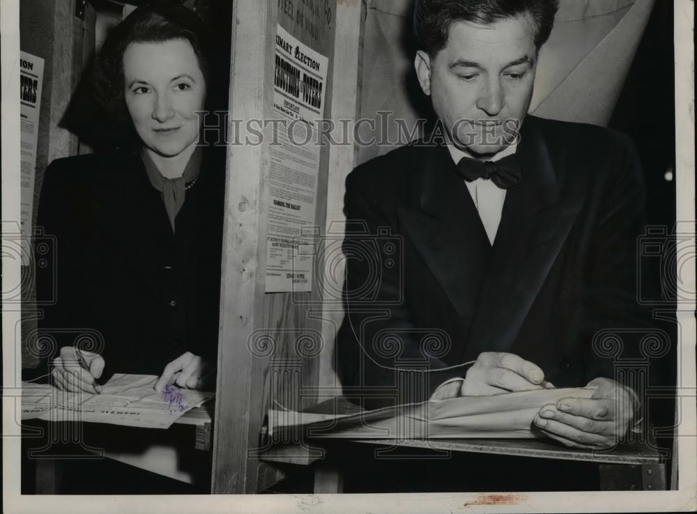 1948 Press Photo Frank J Lausche and Wife Jane voting at Ward 10 Precinct L - Historic Images