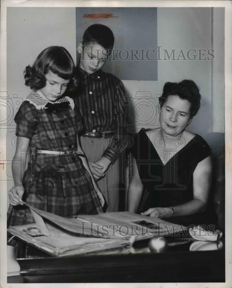 1956 Press Photo Woman Mrs. Kirby Farrell 7 Children Look at Photo Album - Historic Images