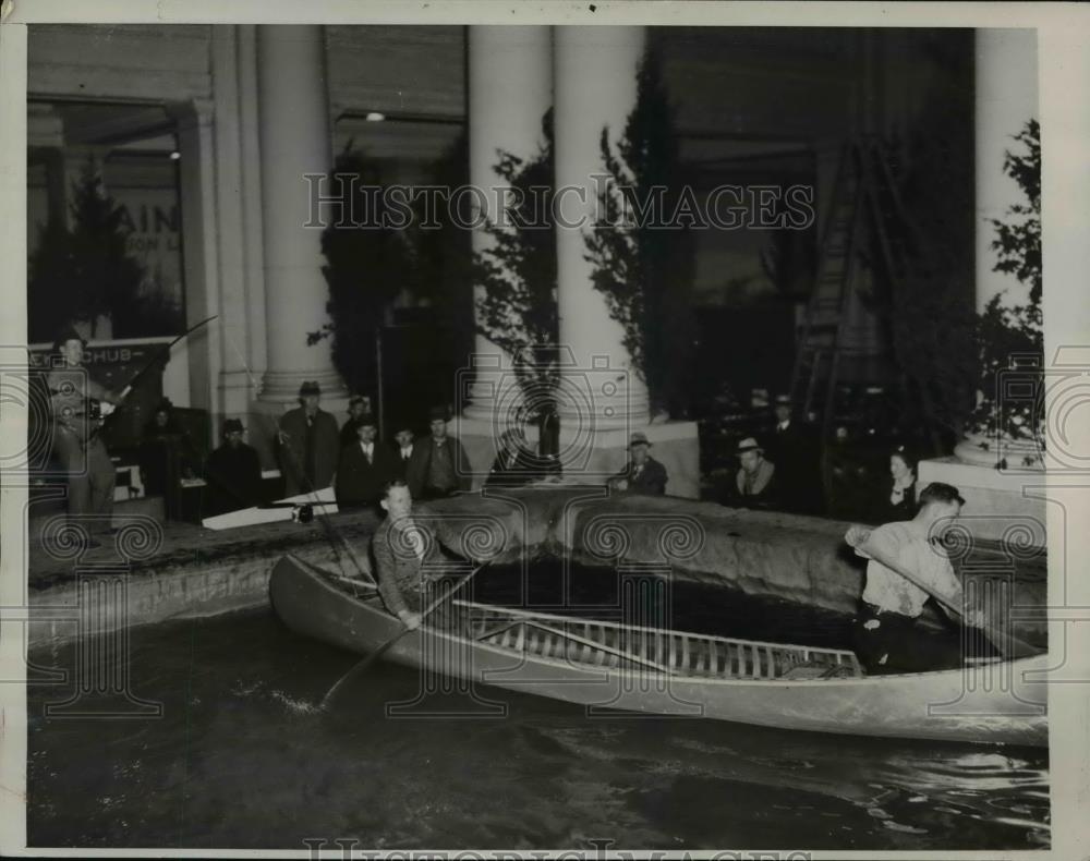 1937 Press Photo Maurice Hoeman tests his tackle holding back canoe. - Historic Images