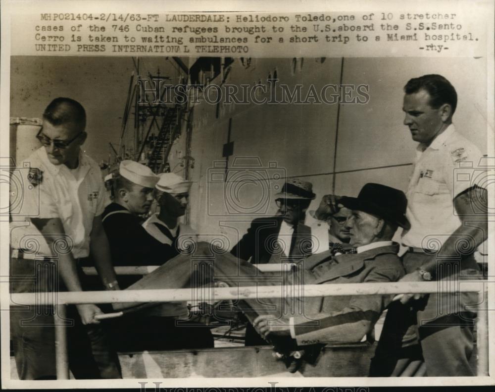 1963 Press Photo Heliodoro Toledo Waiting An Ambulance For A Short Trip To Miami - Historic Images