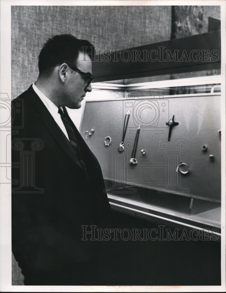 1965 Press Photo Rabbi Jeremy Silver in Cleveland Ohio - Historic Images