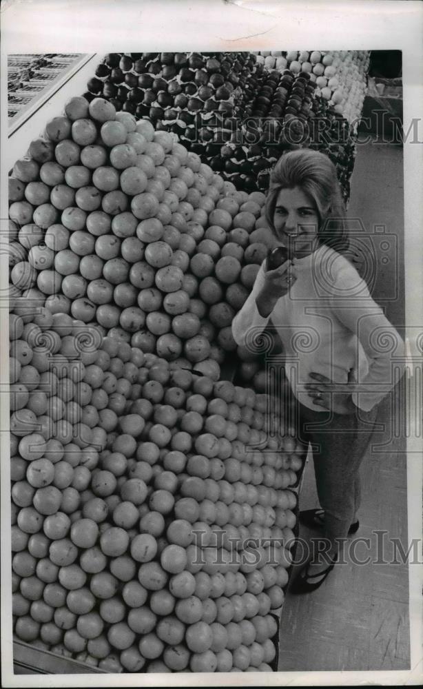 1965 Press Photo Carol Ann Fitzgerald in the produce aisle at the Pick N Pay - Historic Images