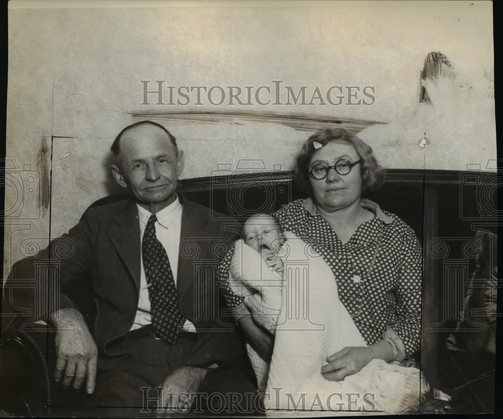 1930 Press Photo Vincent Sudik & Elizabeth Straka and Grand daughter May Sudik - Historic Images