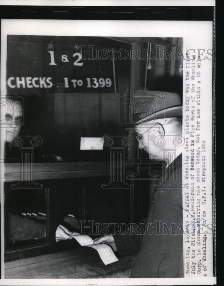 1959 Press Photo Wheeling Steel Plants Workers Receive Pay Checks - Historic Images