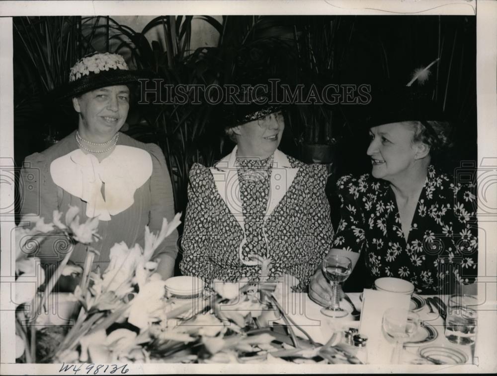 1939 Press Photo Mrs Franklin D Roosevelt &amp; Mrs William Byrne &amp; Mrs John Murdock - Historic Images