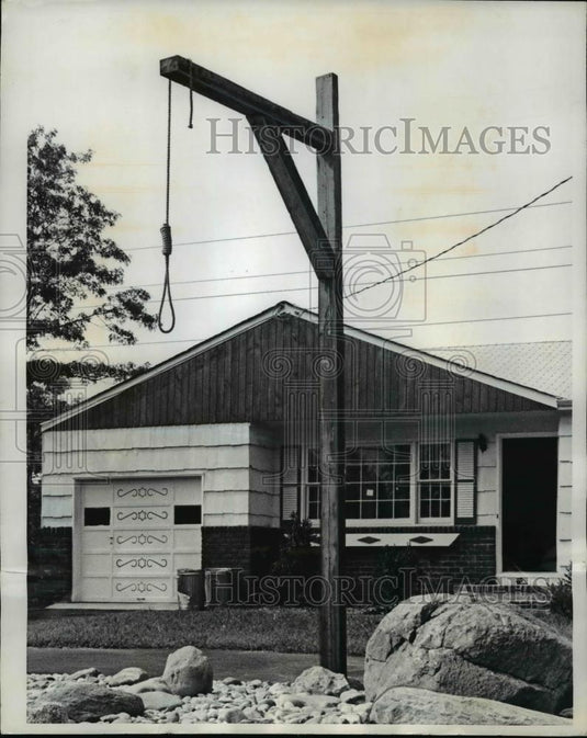 1970 Press Photo The owner of this house has a macabre idea of lawn dÃƒÆ’Ã†â€™Ãƒâ€šÃ‚Â©cor/ - Historic Images