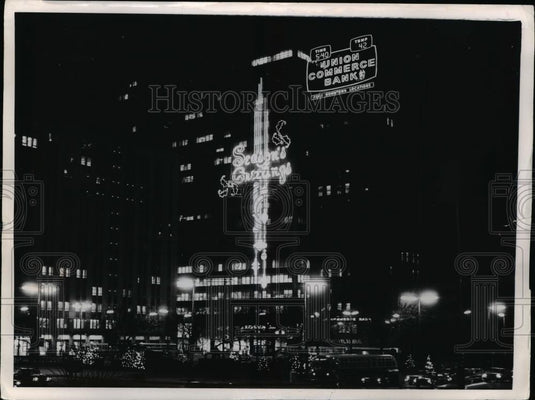 1968 Press Photo Union Commerce Bank Building, decorated for Christmas - Historic Images