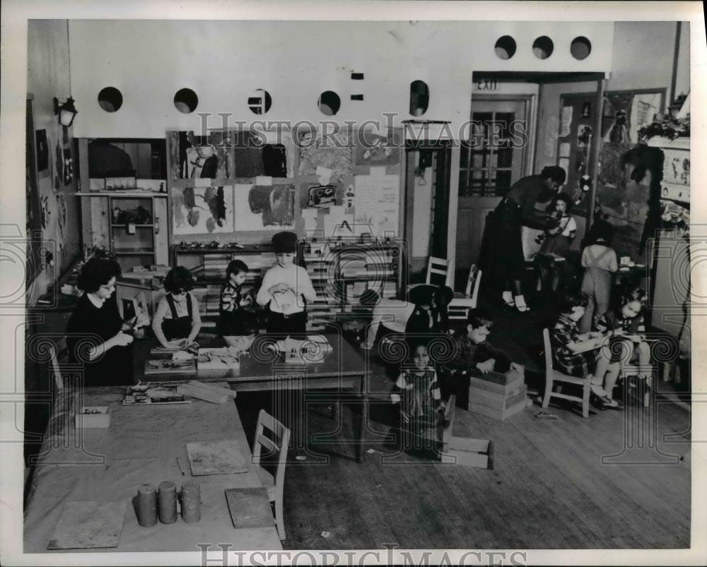 1952 Press Photo Classroom in Boardman School planned for fun. - nee58157 - Historic Images