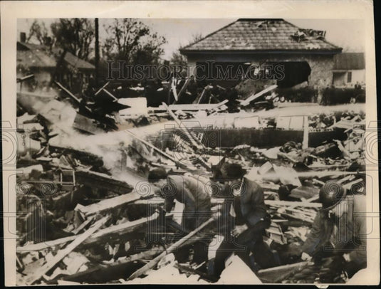 1950 Press Photo Vincennes, IND workers searching for bodies after explosion - Historic Images