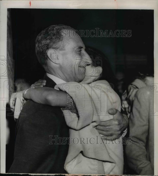 1955 Press Photo Harry Bridges hugging woman. - Historic Images