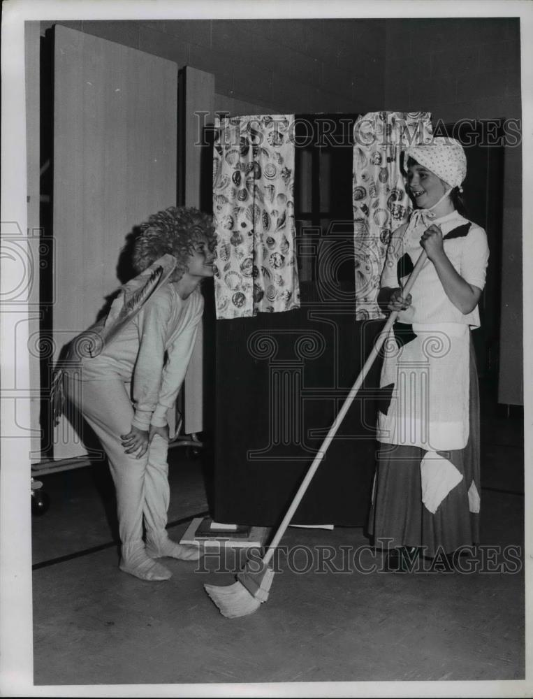 1968 Press Photo Linda Sundblom &amp; Robin Sievers at Reynolds Elementary school - Historic Images