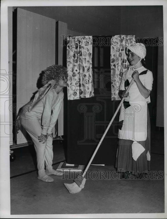 1968 Press Photo Linda Sundblom & Robin Sievers at Reynolds Elementary school - Historic Images