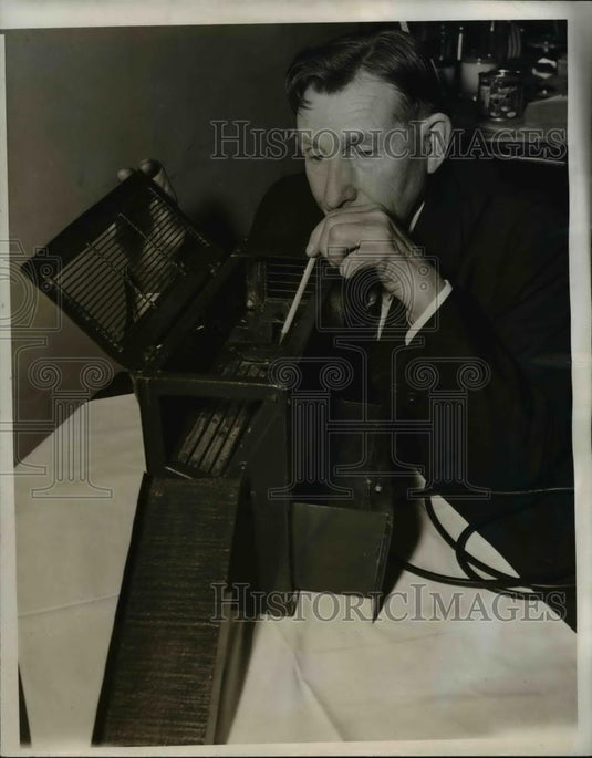 1940 Press Photo Inventor Frank Ford Electric Mouretrab - Historic Images