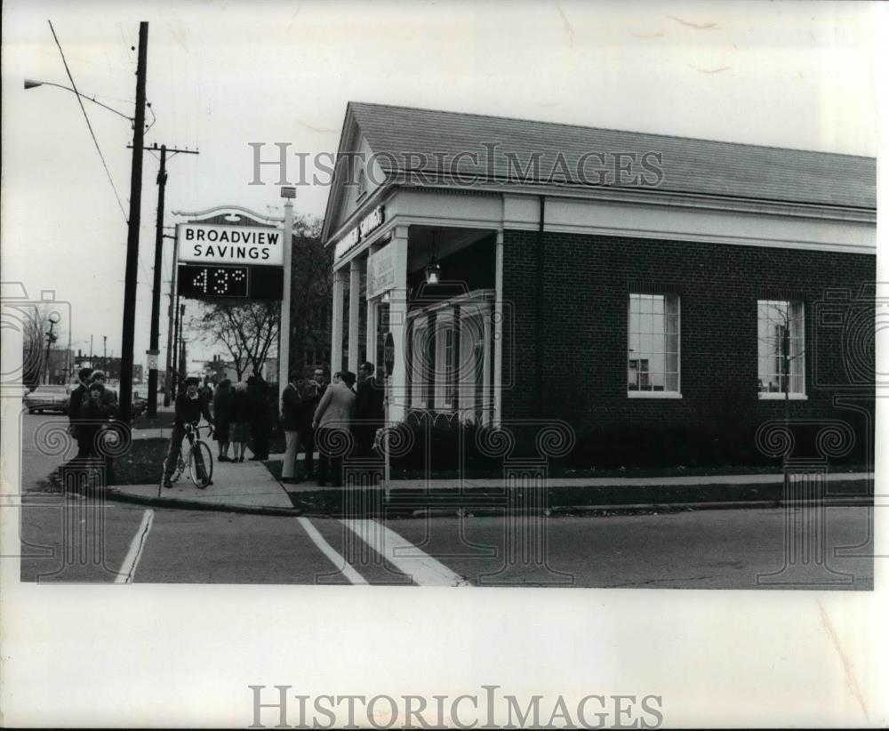 1972 Press Photo Bomb threat at Broadview Savings - cva84842 - Historic Images