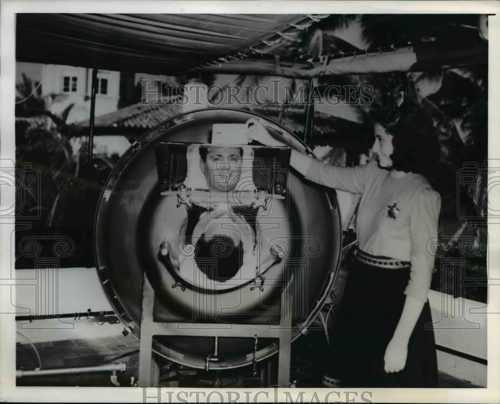 1942 Press Photo Fred Snite, Jr. Buying Ticket From Miss Janet Radoff - Historic Images