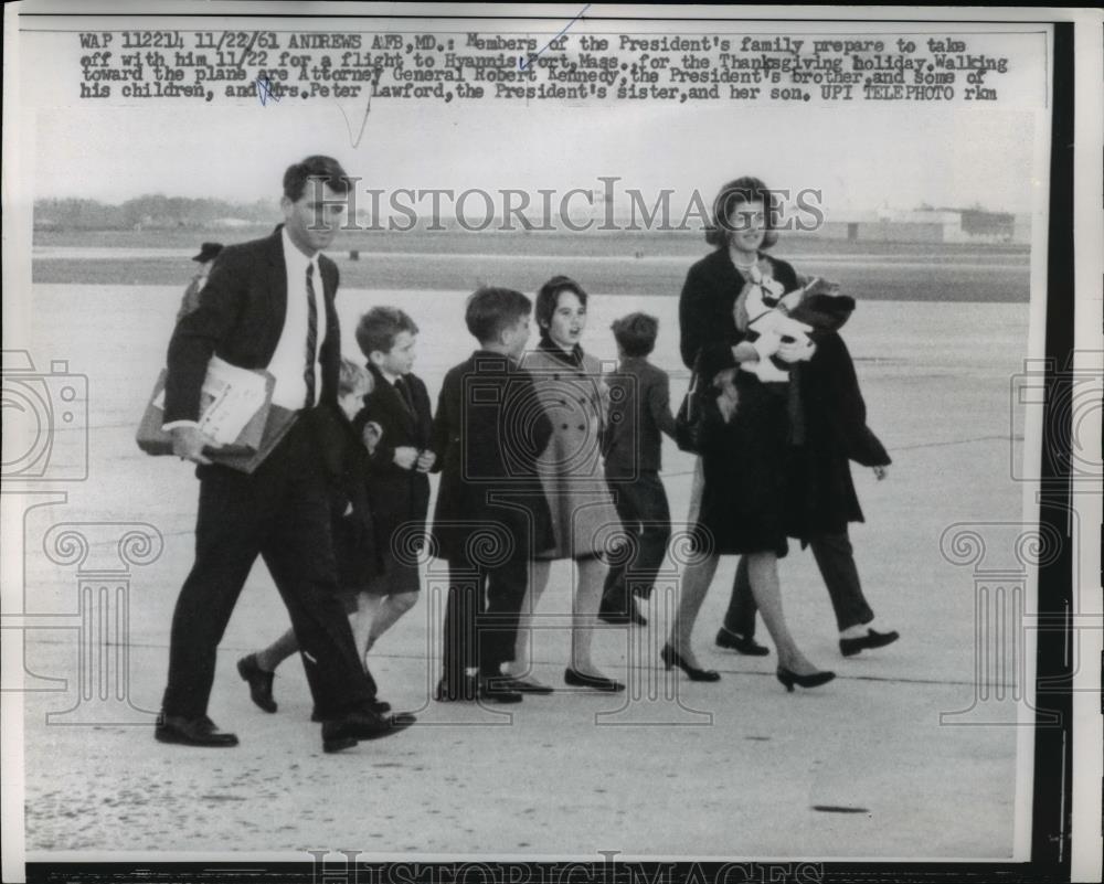 1961 Press Photo Robert Kennedy and family members for a flight to Hynnis Port. - Historic Images