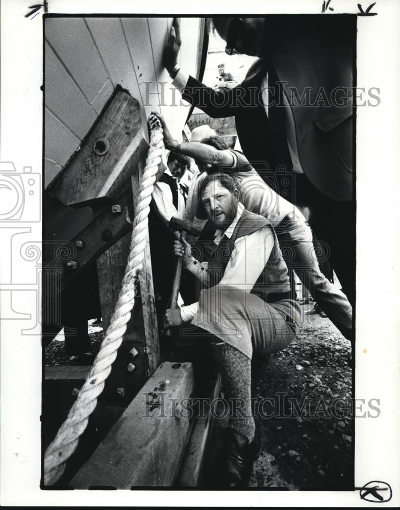 1984 Press Photo Ernest Cowan loosens wedges to free Sea Lion from her deck - Historic Images