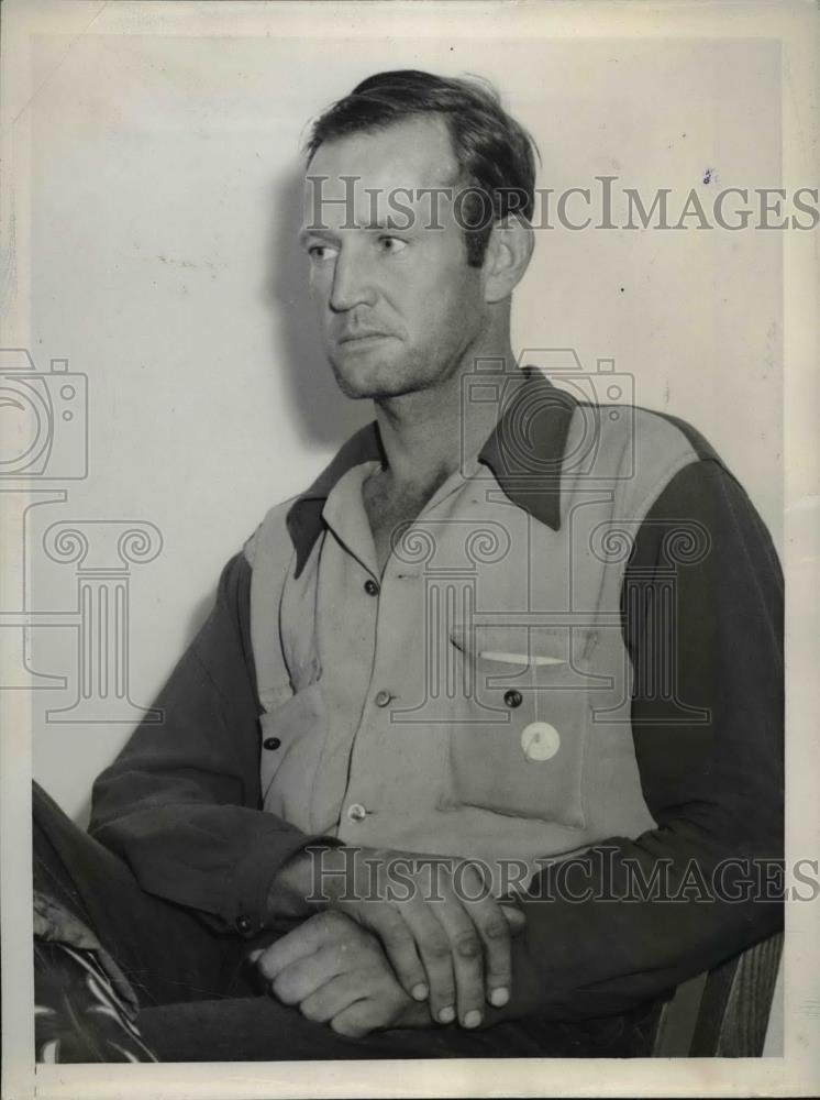 1945 Press Photo Jack Keen questioned about the murder of Mrs.Clora McMillan - Historic Images