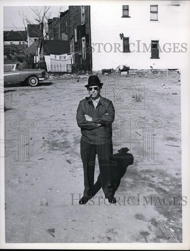 1965 Press Photo Mortimer Tannenbaum at his lot 3729 Central, Cleveland - Historic Images