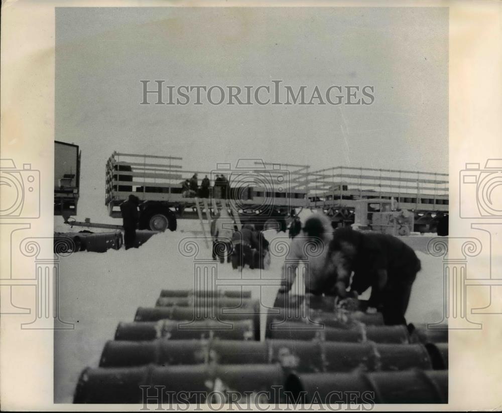 1955 Press Photo Eskimos Help With Supplies for Arctic Highway Alaska - Historic Images