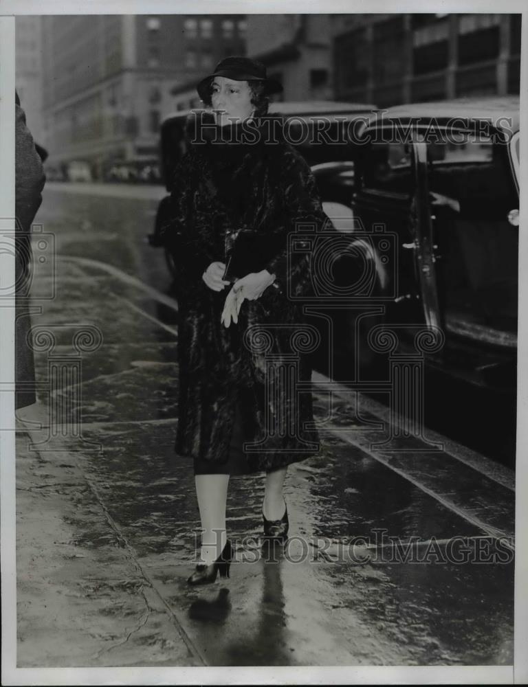 1963 Press Photo Mrs Kermit Roosevelt Wife of President of IWA Arriving Church - Historic Images