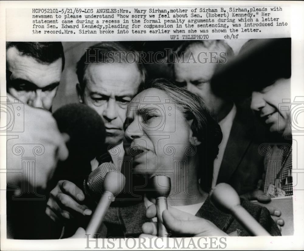 1969 Press Photo Robert Kennedy Assassin's Mother Mary Sirhan and Reporters - Historic Images